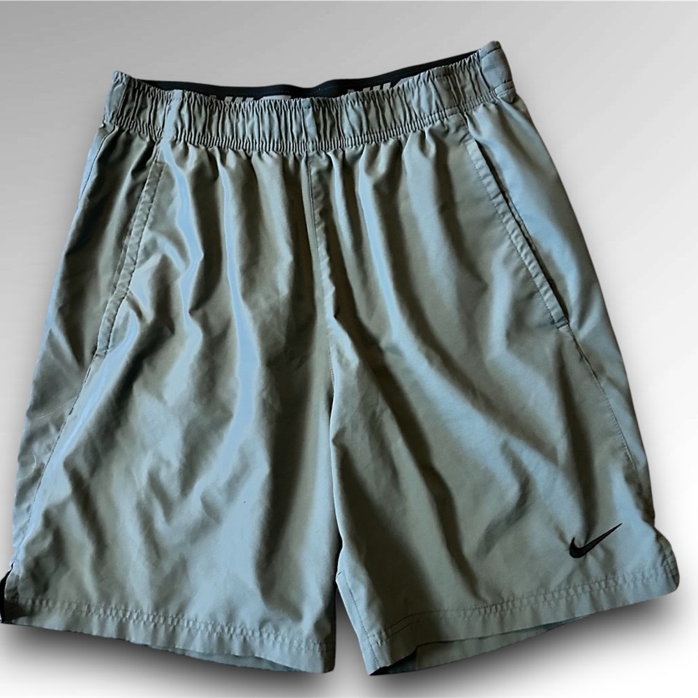 Nike Dri-Fit Shorts Men Size M Grey Light Weight Pockets Athletic